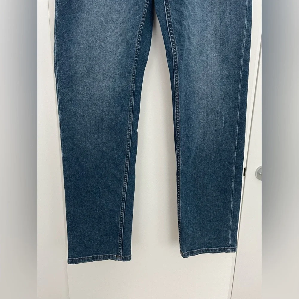 Izod Saltwater Men’s Comfort Stretch Straight Fit Jeans, Blue, 30W x 32L, NWOT